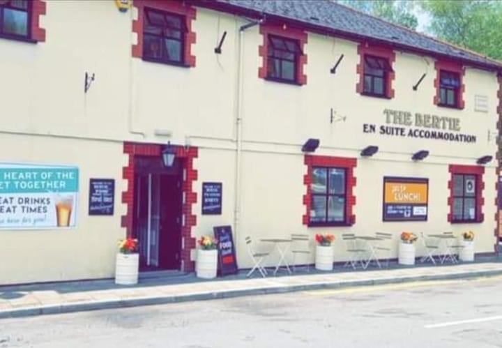 Готель Bertie Pontypridd Trehafod Екстер'єр фото